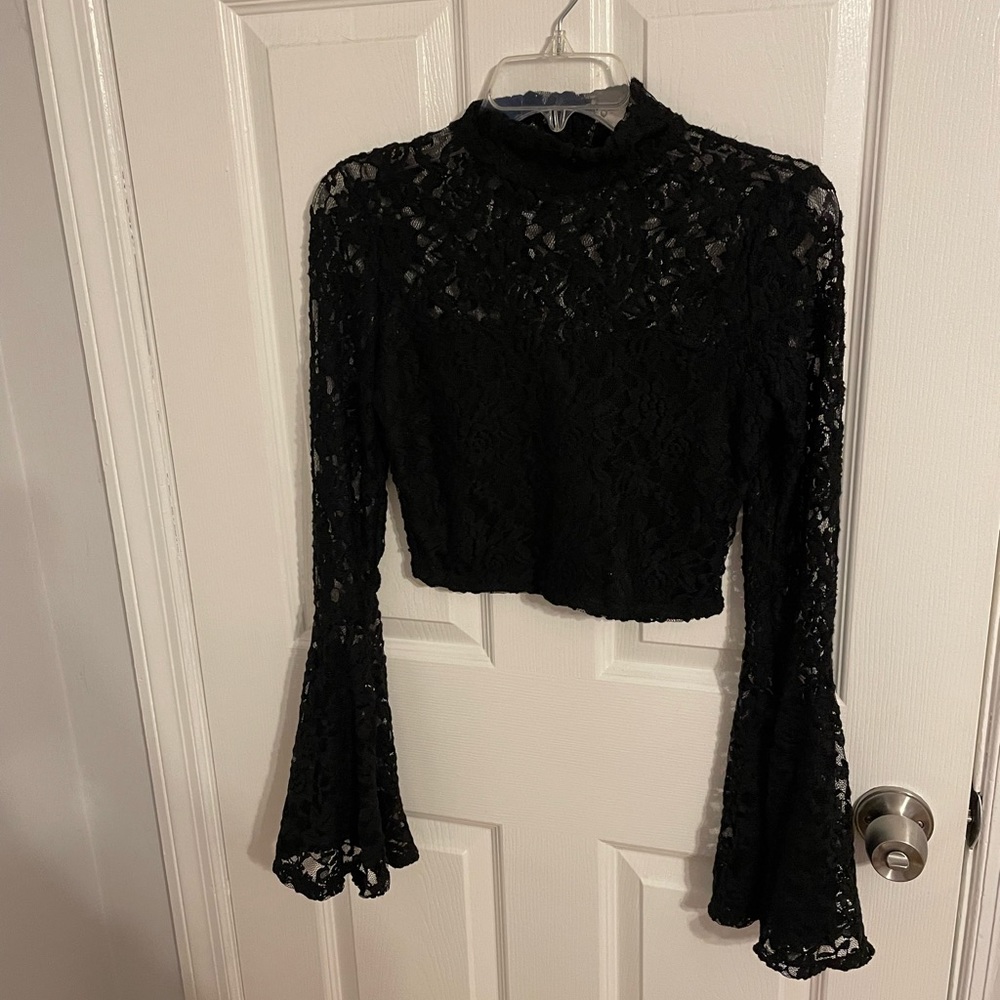 Never worn lace Joyce Leslie black flowy sleeved top